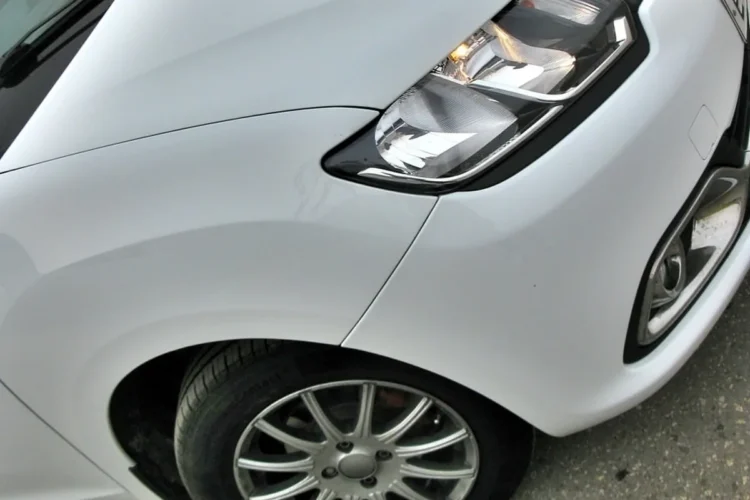 Литой диск с шиной в передней арке Renault Logan 2