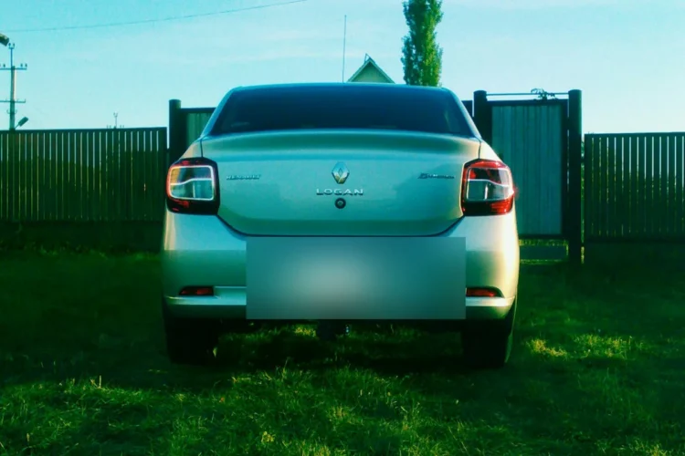 Renault Logan 2 сзади на зимних шинах Nokian Nordman 5