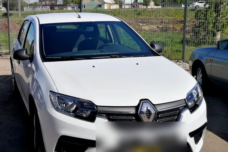 Белый Renault Logan 2 на штатных 15-дюймовых колёсах