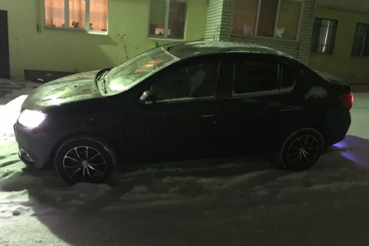 Чёрный Renault Logan 2 на зимних шинах Continental IceContact 2 R16