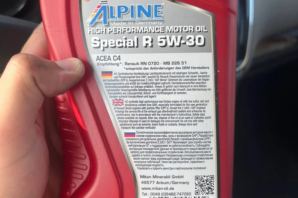 Моторное масло Alpine Special R 5W-30 в руке