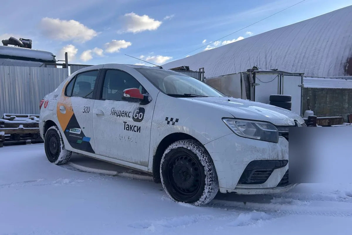 Renault Logan 2 рестайлинг в оклейке такси зимой