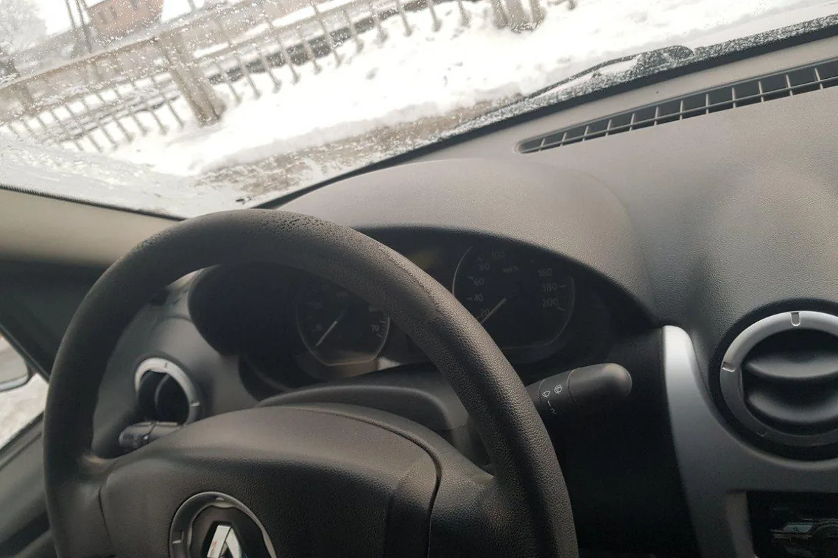 Затёртый руль Renault Logan 1 с пробегом 90 тысяч