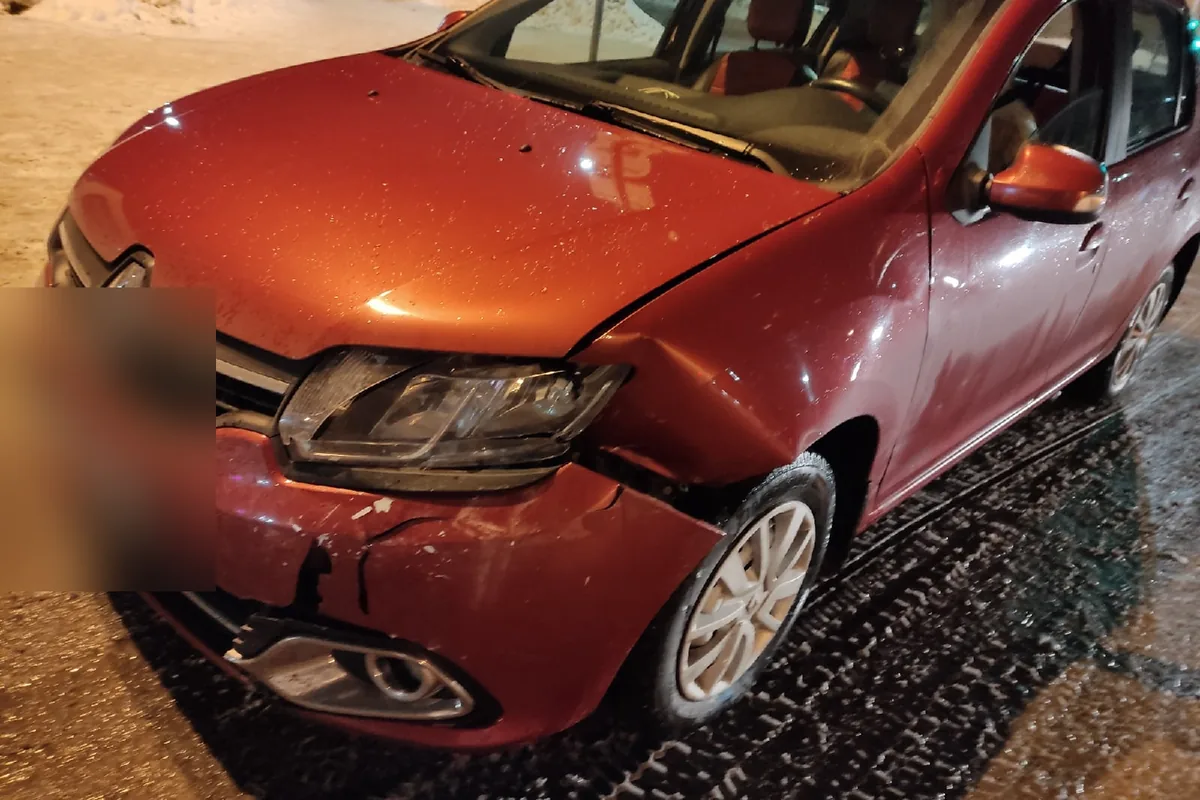 Разбитый передок Renault Logan 2 после ДТП