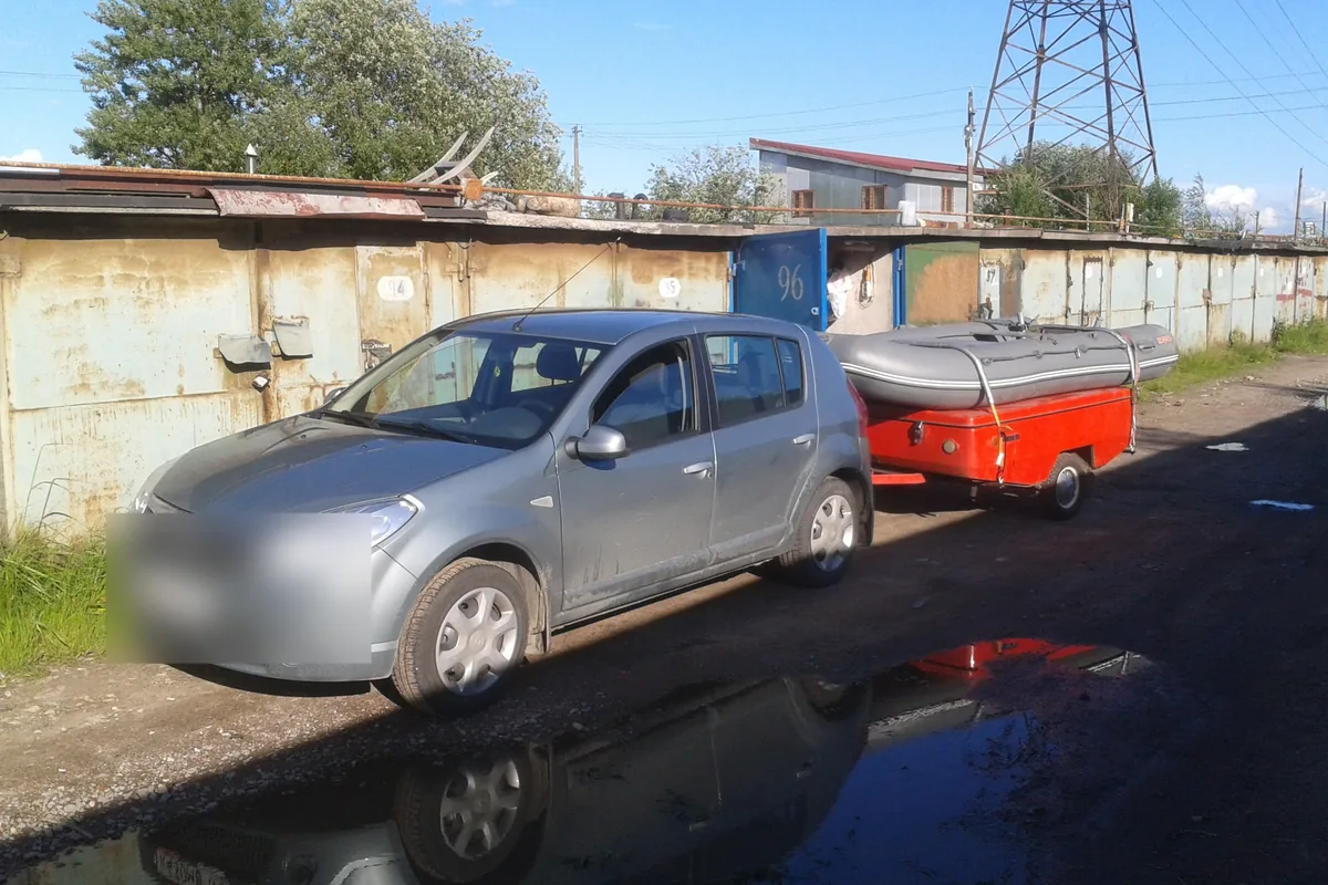 Renault Sandero 1 с фаркопом и прицепом с лодкой