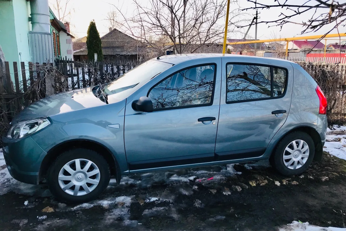Renault Sandero 1 2011 года сбоку