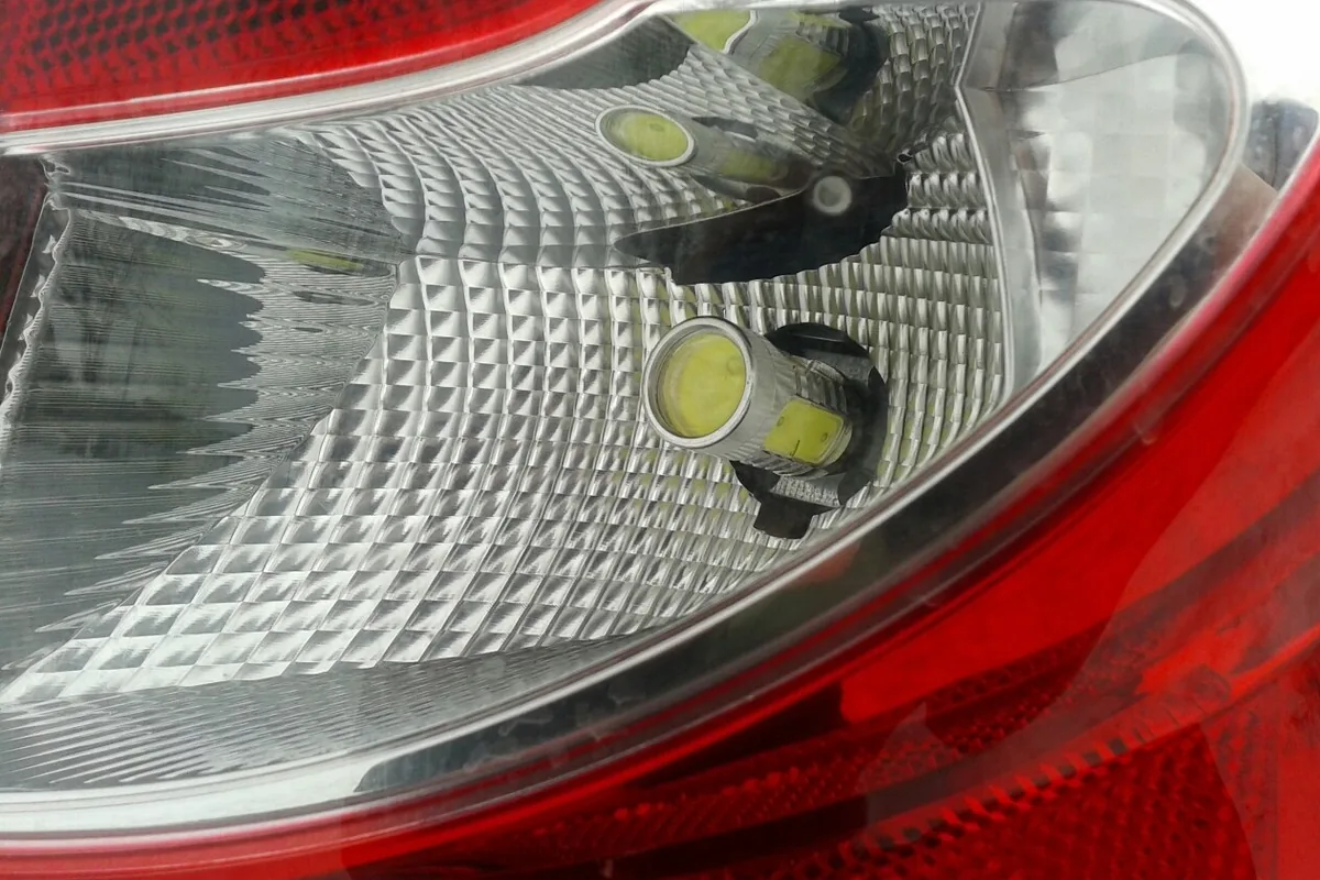 Светодиодная лампа в заднем фонаре Renault Sandero 1