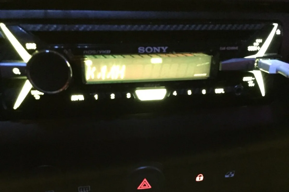 Магнитола Sony 1 din на месте штатной в Renault Sandero 1