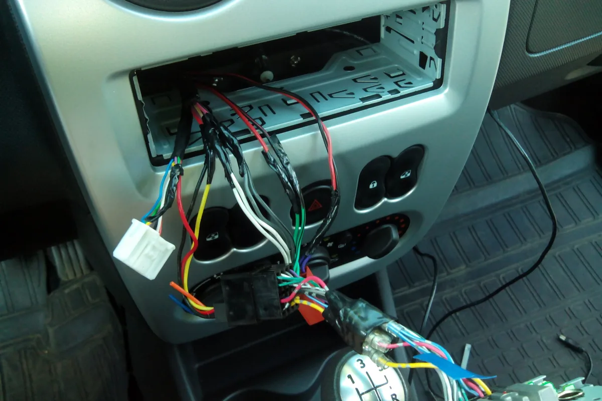Проводка за магнитолой Renault Sandero 1