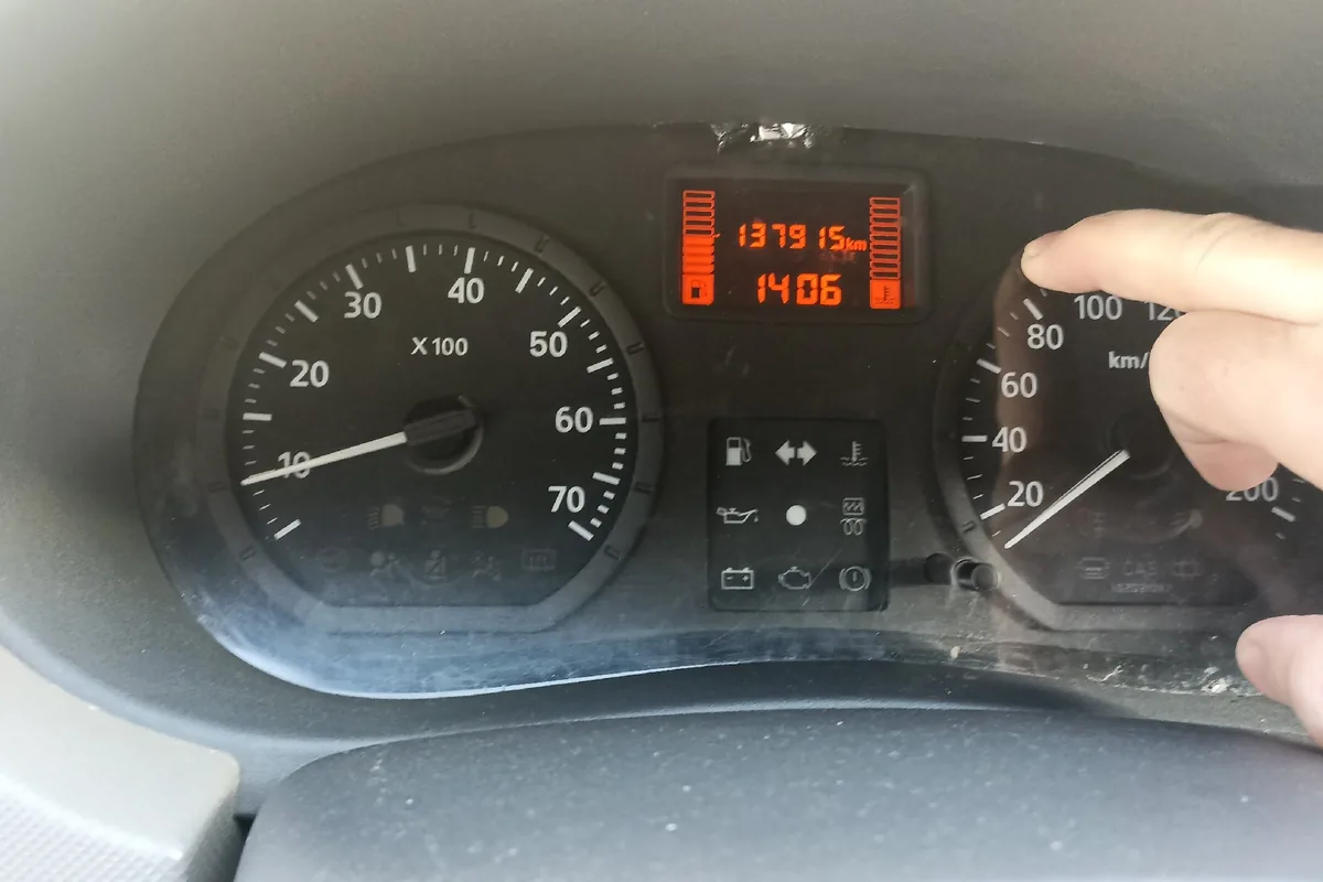 Нажатие на угол приборной панели Renault Sandero 1