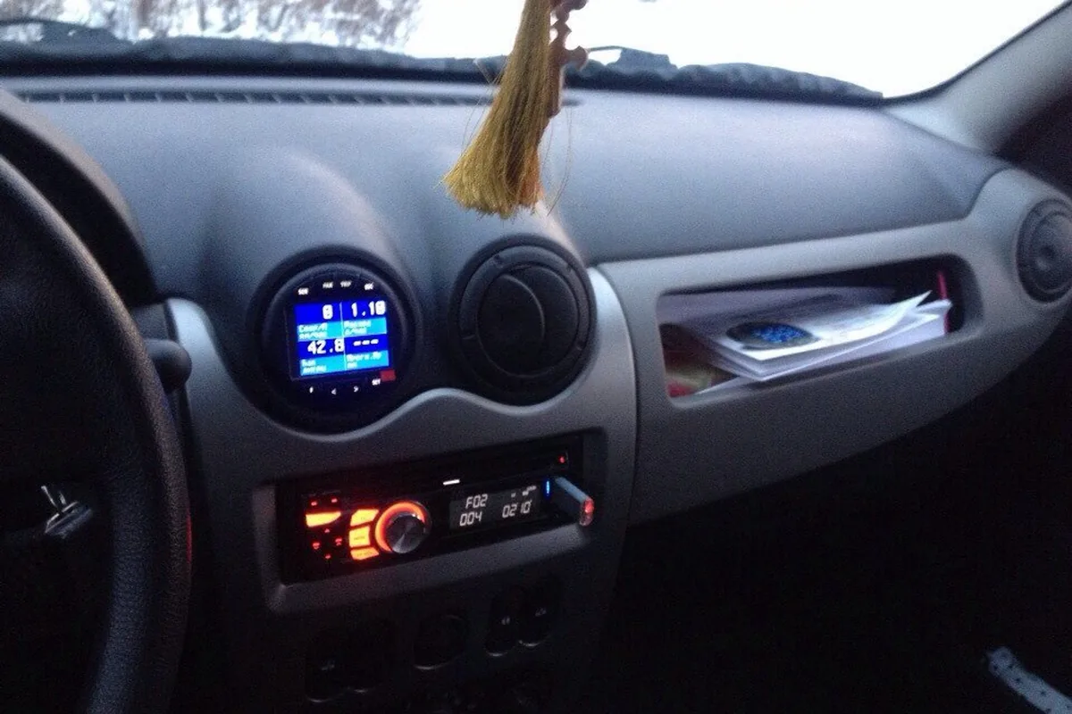 Отдельный бортовой компьютер на торпедо Renault Sandero 1