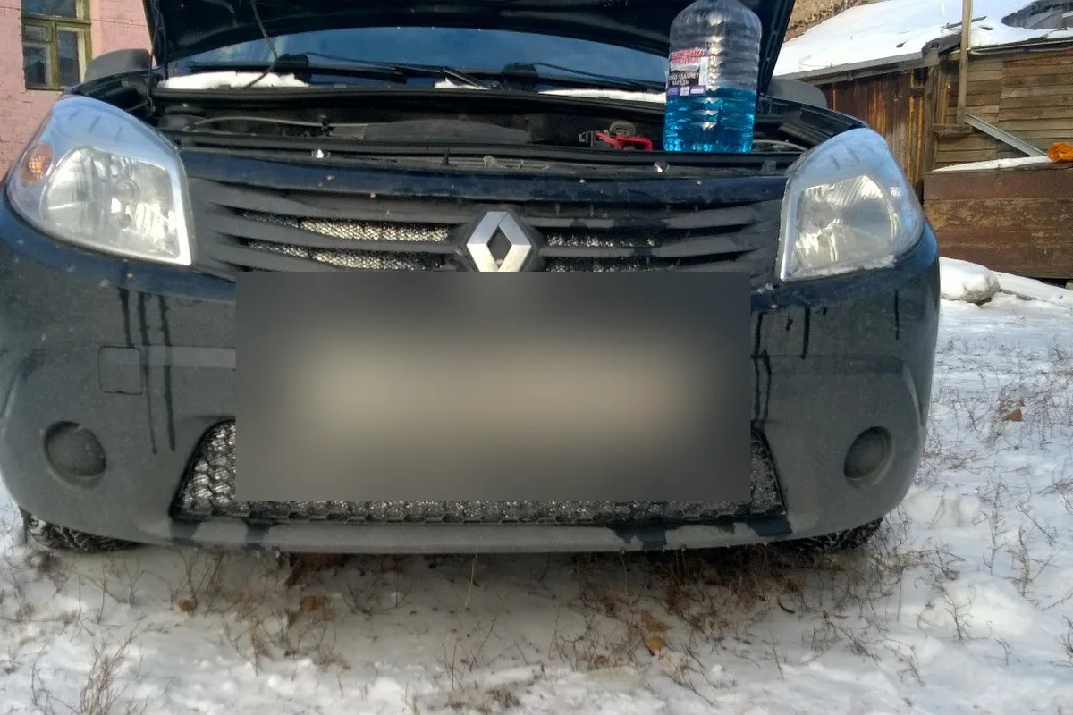 Решётки радиатора Renault Sandero 1, закрытые на зиму