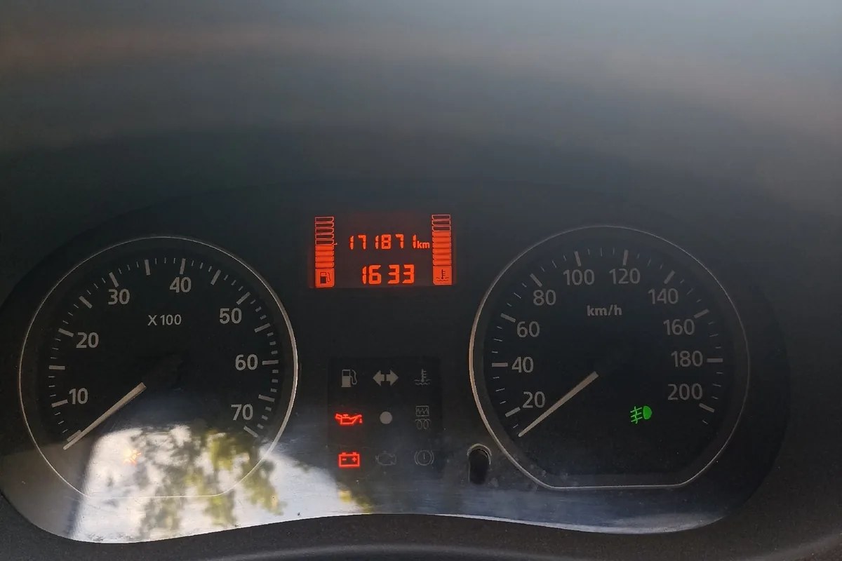 Щиток приборов Renault Sandero Stepway 1 при перегреве
