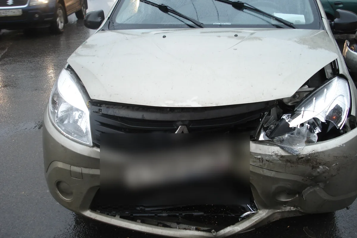 Разбитый перед Renault Sandero 1 с помятым радиатором
