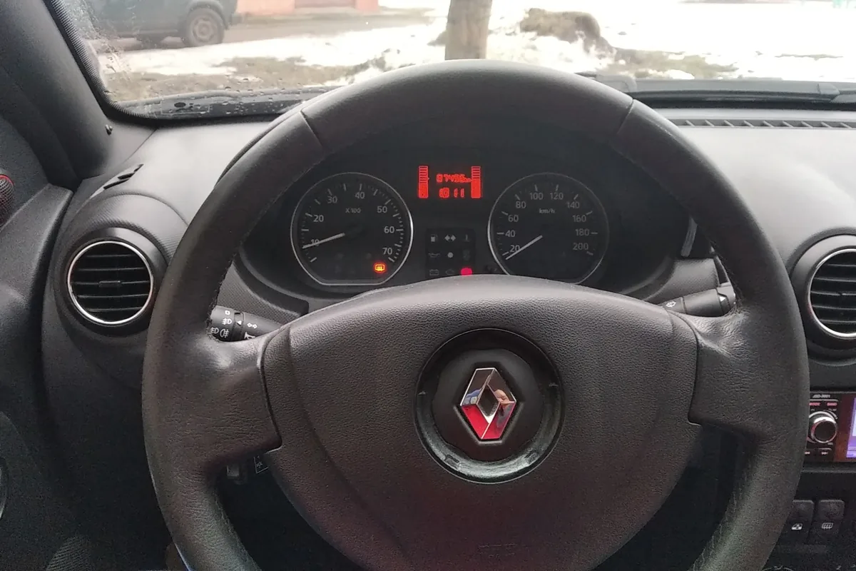 Обновлённое место водителя Renault Sandero 1