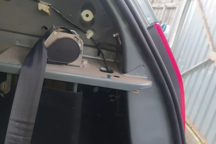 Боковина багажника Renault Sandero 1 со снятой обивкой