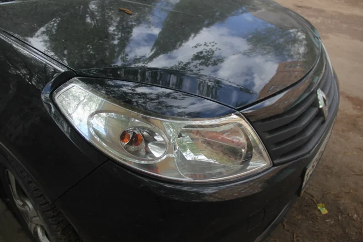 Плёночные реснички на фаре Renault Sandero 1