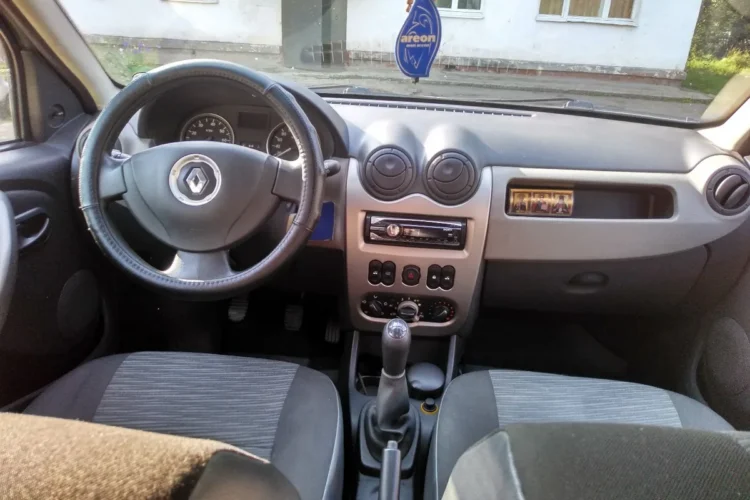 Салон Renault Sandero 1 со штатной магнитолой 1 din