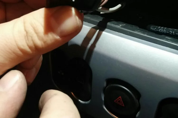 Разъём за снятой магнитолой Renault Sandero 1