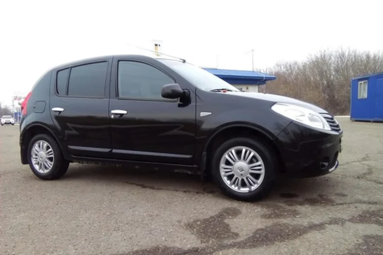 Renault Sandero 1 на заводских литых дисках R15