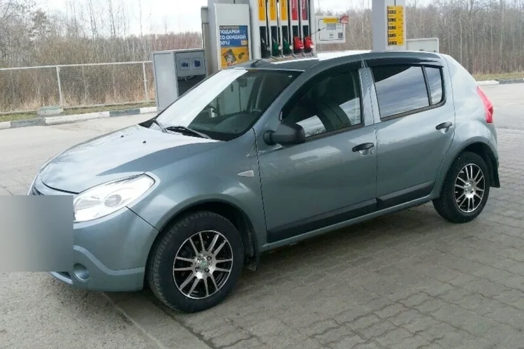 Renault Sandero 1 на литых дисках R15 у заправки