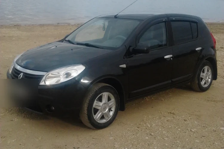 Renault Sandero 1 на литых дисках R15 на песчаном берегу