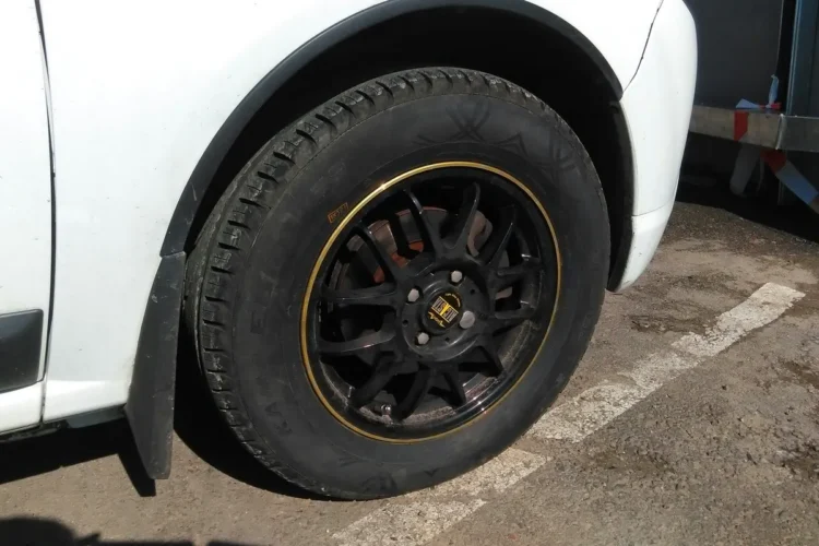 Колесо 205/65 R15 на чёрном диске 6J ET50 в арке Renault Sandero 1