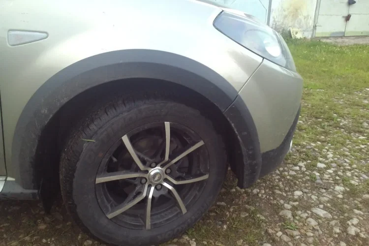 Литой диск R16 в арке Renault Sandero Stepway 1