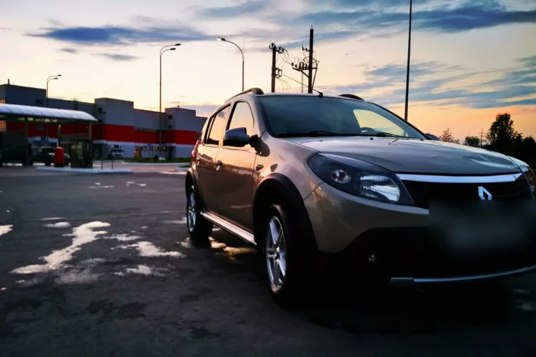 Renault Sandero Stepway 1 на дисках R16 с шинами 205/60
