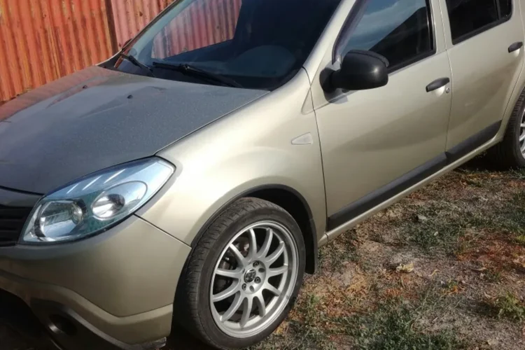 Renault Sandero 1 на литых дисках R17 с резиной 205/40