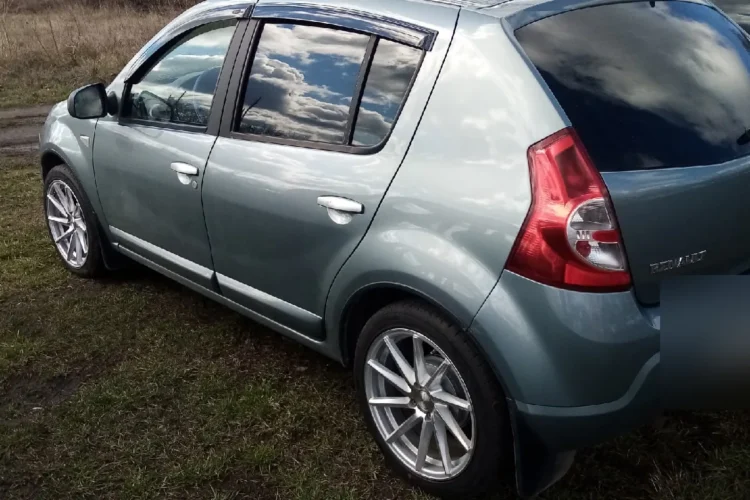 Литые диски R17 на Renault Sandero 1, вид сбоку сзади