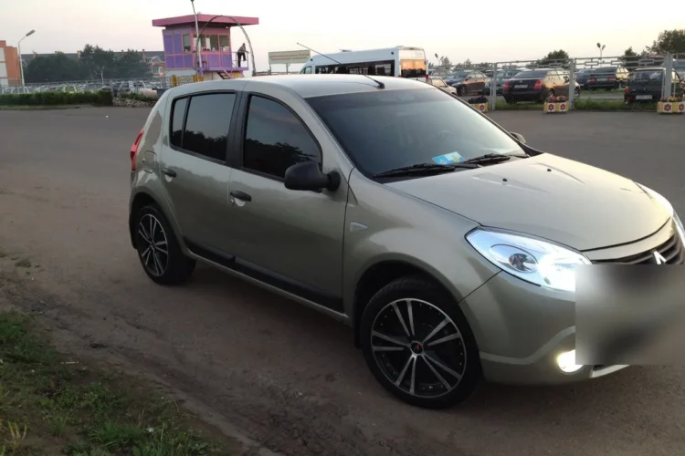 Renault Sandero 1 на дисках R17 с шинами 215/45