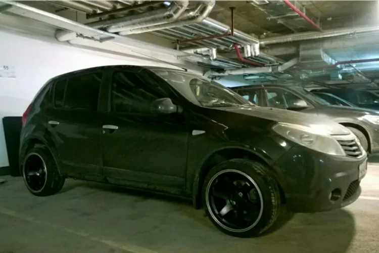 Renault Sandero 1 на широких дисках R17 9J ET30