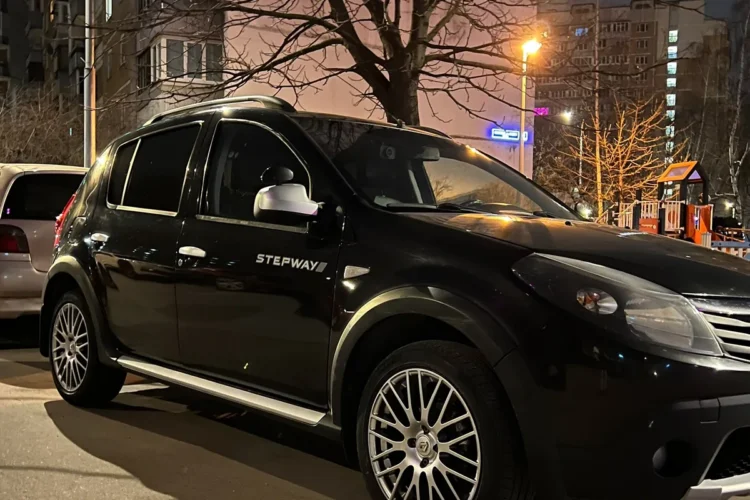 Renault Sandero Stepway 1 на литых дисках R17 с шинами 205/50