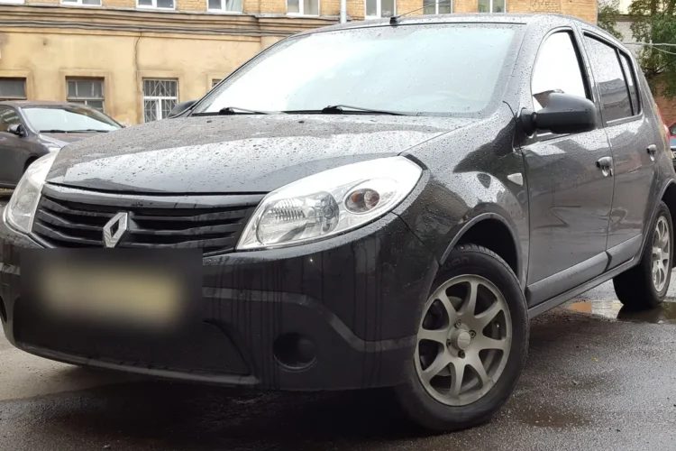 Renault Sandero 1 на литых дисках ВСМПО, вид спереди
