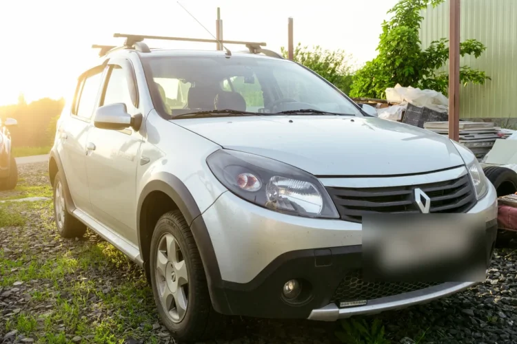 Renault Sandero Stepway 1 светло-серого цвета на штатных литых дисках