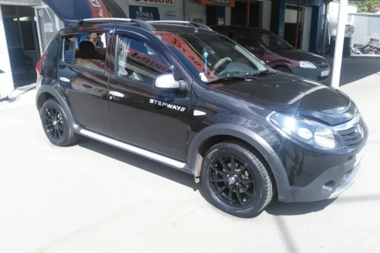 Renault Sandero Stepway 1 на летних шинах Goodyear 205/55 R16
