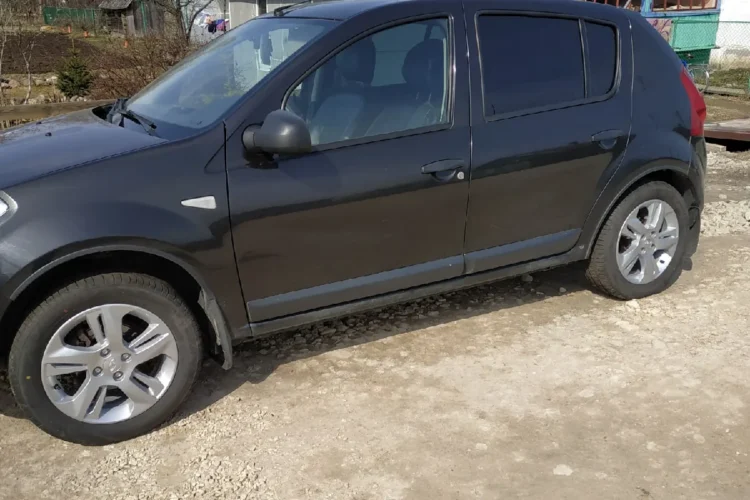 Renault Sandero 1 на летних шинах 205/55 R16