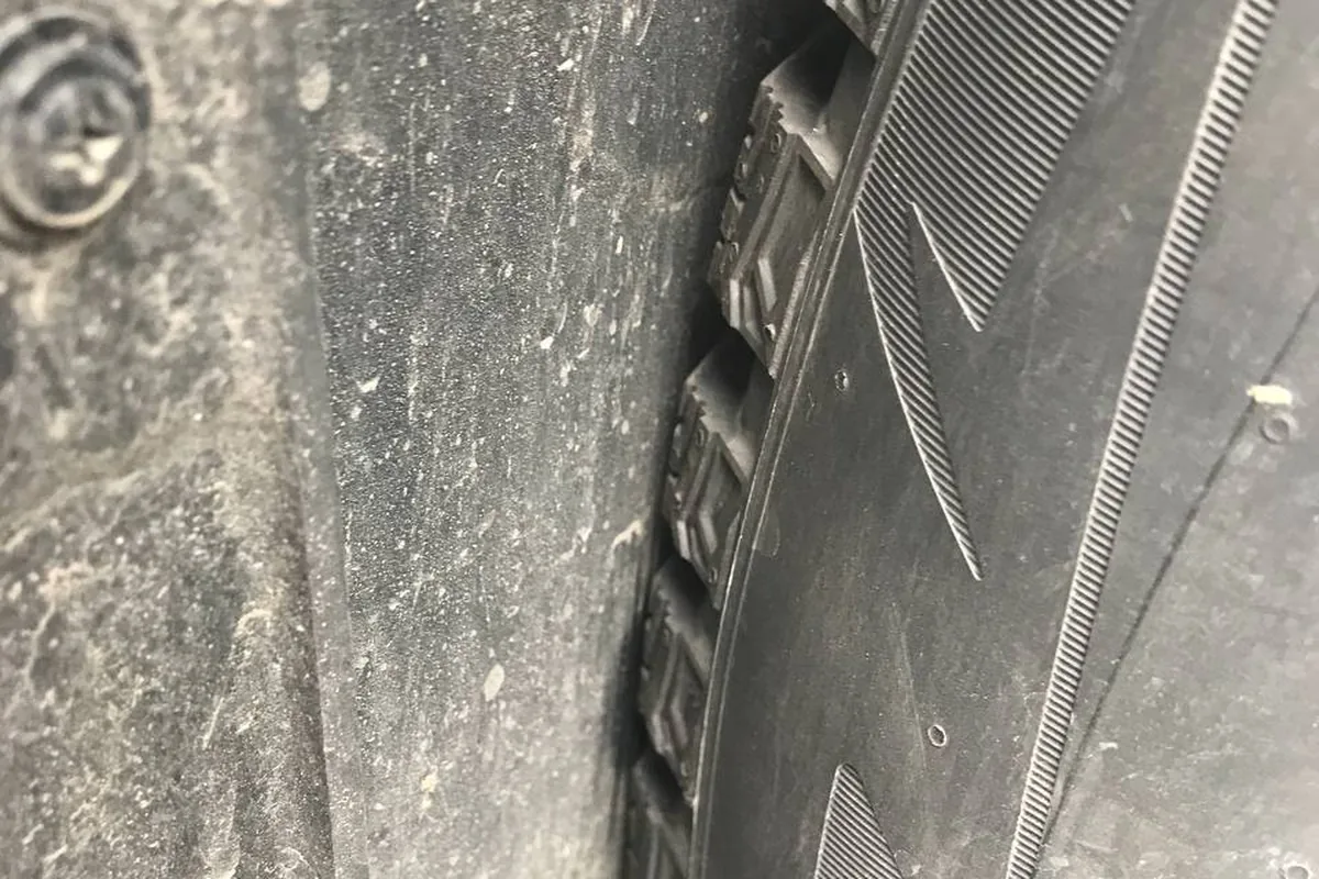 Шина 225/55 R19 у подкрылка с шумкой на Exeed LX