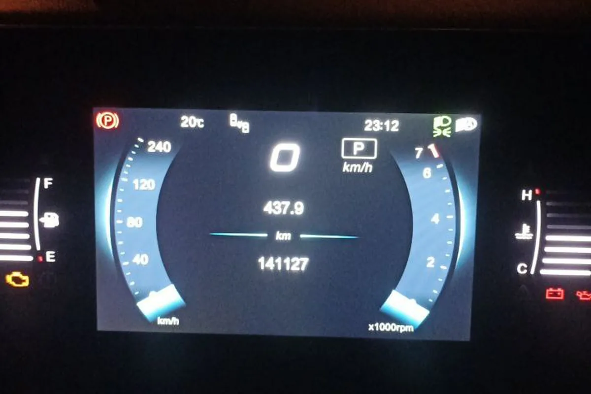 Check Engine на приборке в темноте