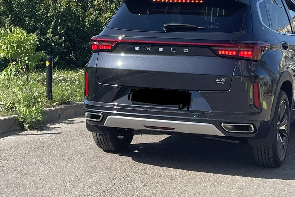 Exeed LX сзади с горящими светодиодными фонарями