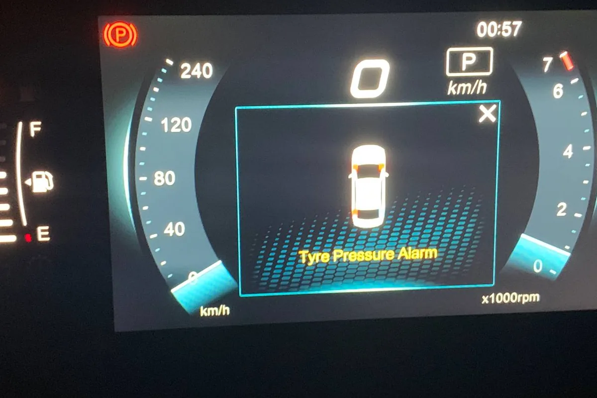 Tyre Pressure Alarm на приборной панели