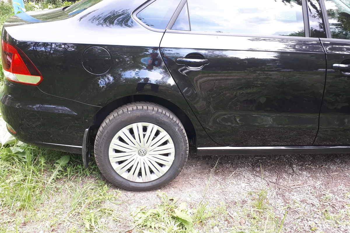Чёрный Volkswagen Polo седан с брызговиками