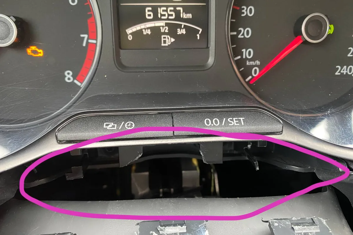 Сорванные крепления панели под приборкой Volkswagen Polo после установки автозапуска
