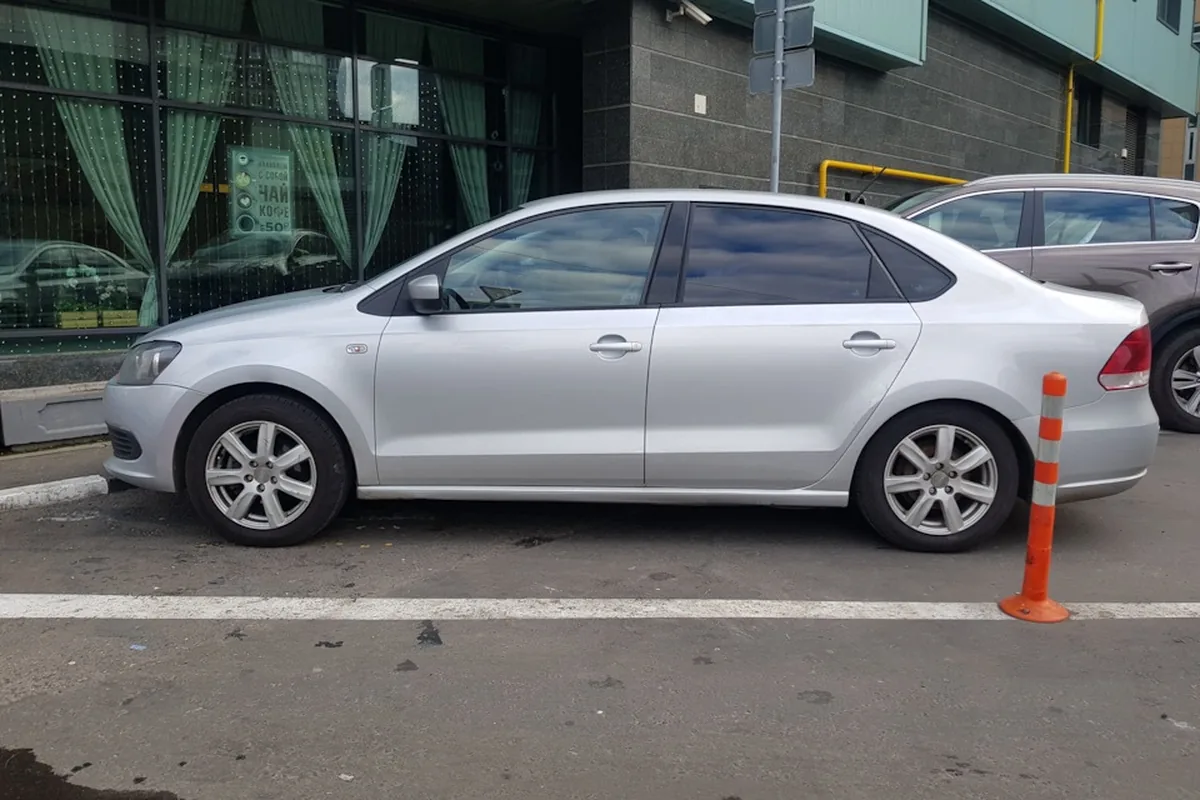 Загруженный Volkswagen Polo седан с полным багажником
