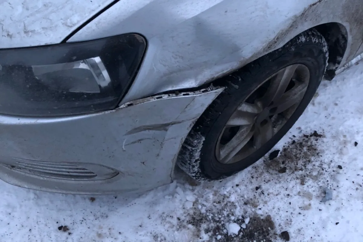 Повреждённые передний бампер и крыло Volkswagen Polo седан