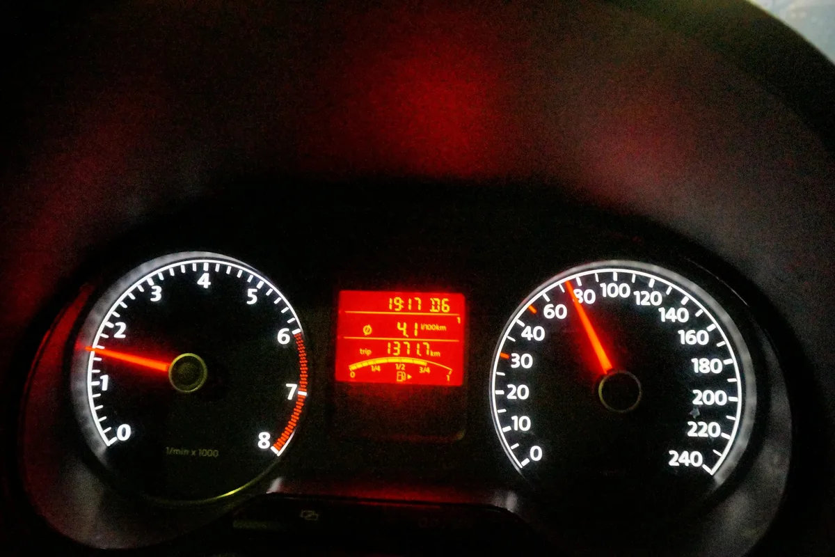 Приборная панель Volkswagen Polo с расходом 4,1 л на 100 км