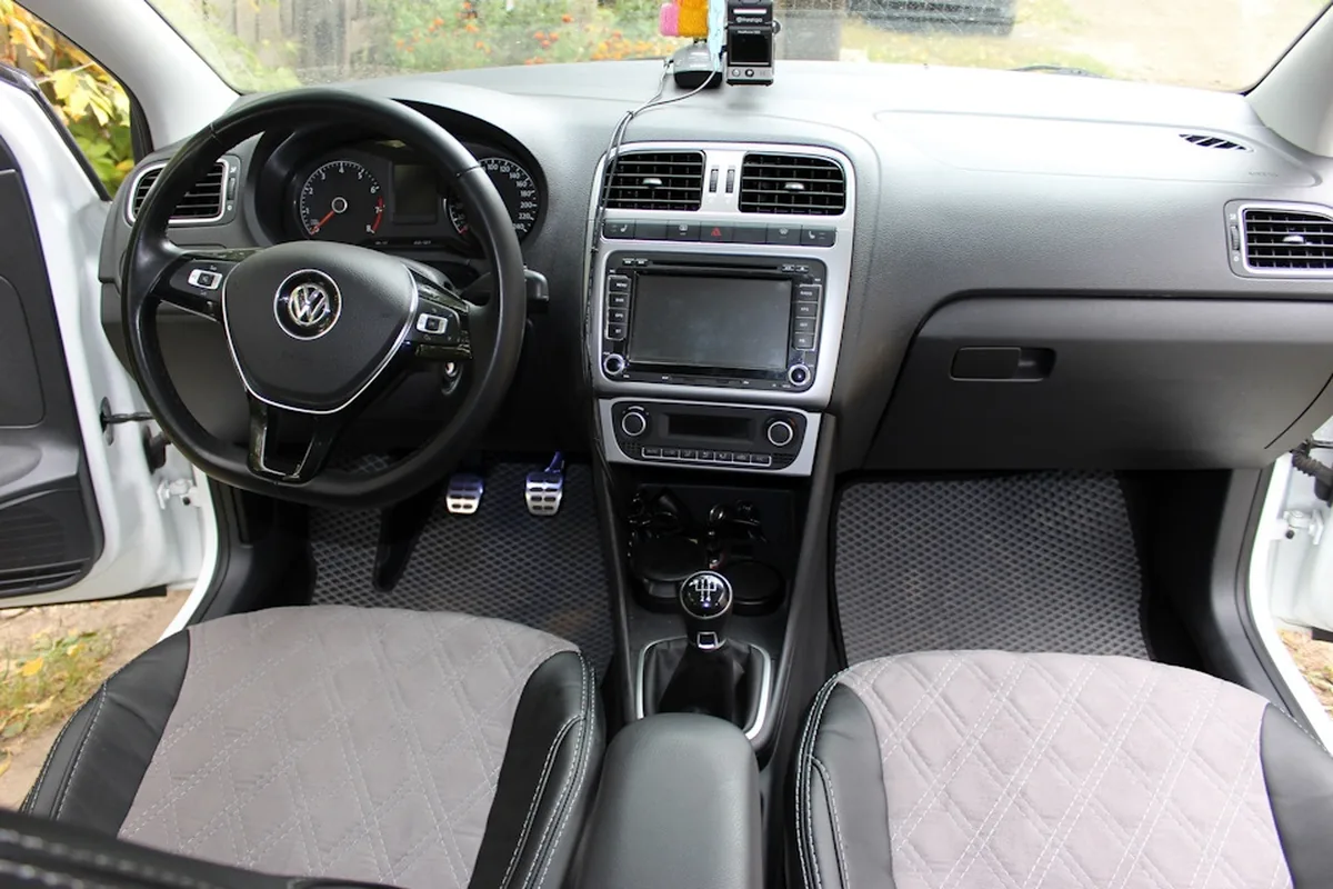 Салон Volkswagen Polo с серыми EVA-ковриками