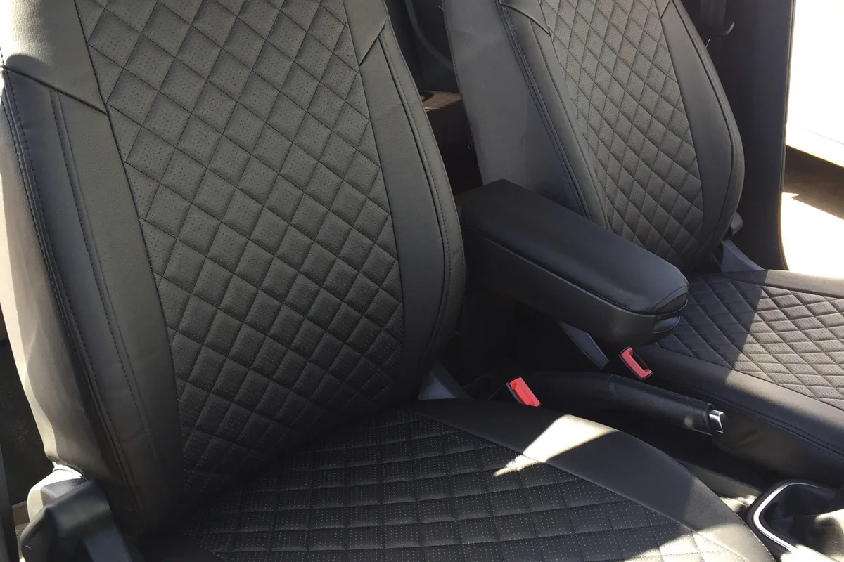 Передние сиденья Volkswagen Polo в чехлах из экокожи с ромбом