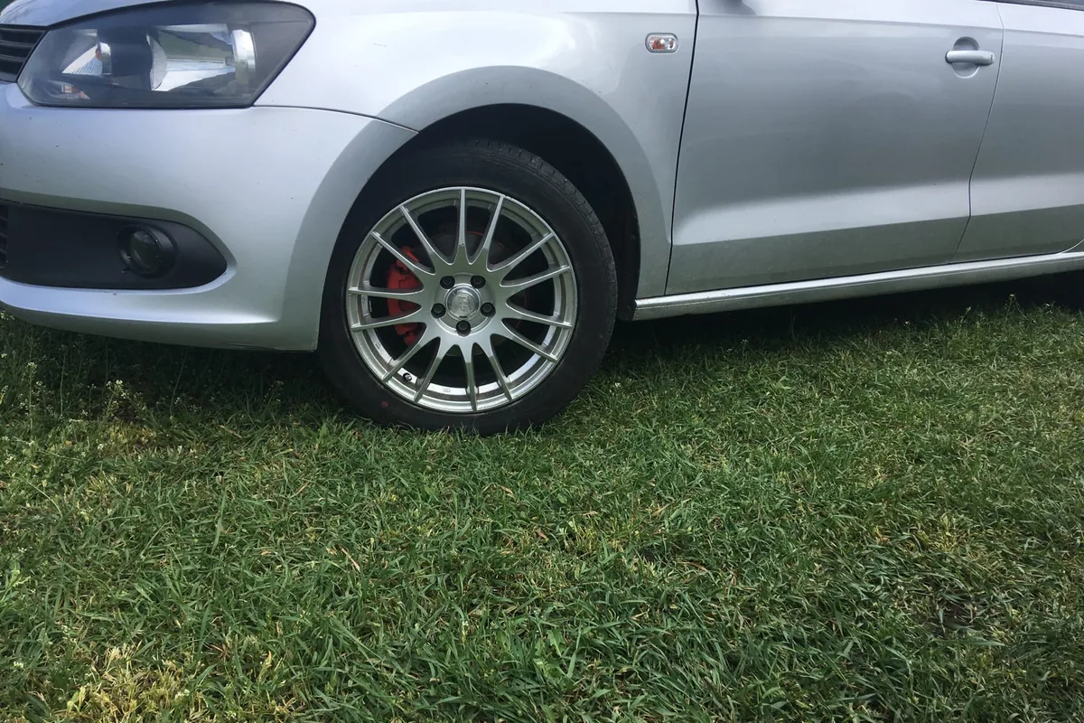 Дорестайлинговый Volkswagen Polo седан: фара и переднее колесо